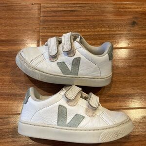 Veja Esplar girl’s size 9.5 White green Sneakers hook & loop shoes leather.